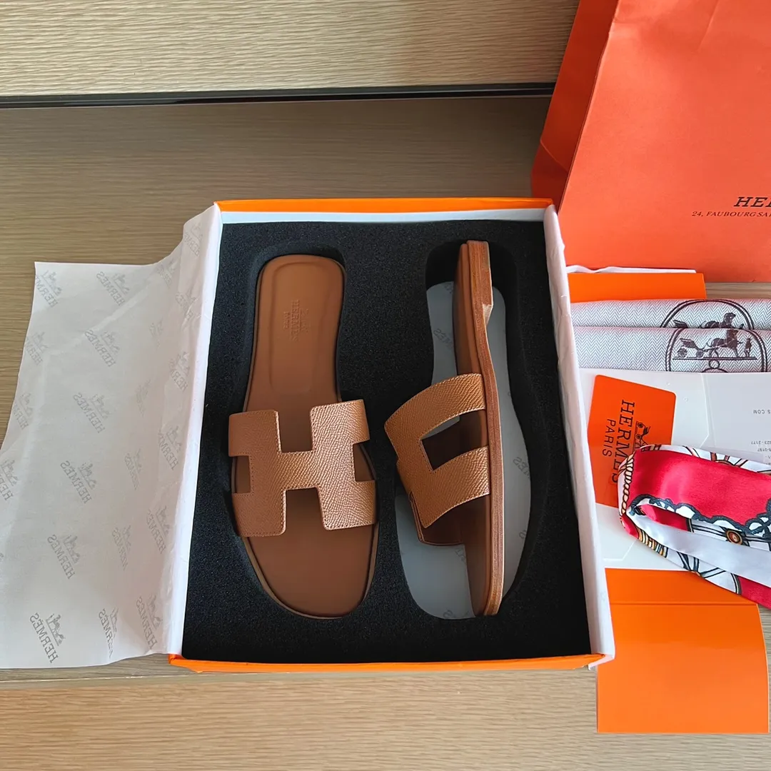 👟👟Ex-factory price 480👟👟 Women's Shoe Factory [Palmprint All-Inclusive Midsole] (Hermès) Upgraded packaging, upgraded version and workmanship materials. Hermes®🔴The highest version of handmade shoes on the market👟👟 👟👟 Top product Hermès slippers🐎 —————————— The 2022 early spring new model is the same as the original version, purely handmade by masters! ❥High-end customization, exclusive products, the highest version in the industry⚠❥Using: Hermers upper: Italian imported cowhide + original custom-grade Australian sheepskin feet + genuine leather outsole (pursuing top walking comfort) 👟👟 ~~〰〰〰〰❥ Packaging: ✔🚦Pay attention to the exclusive top-level exclusive packaging 〰The original top quality is on sale━━━━Hermes━━━━━ size: 35-40 (34.41.42 custom-made, non-refundable)
